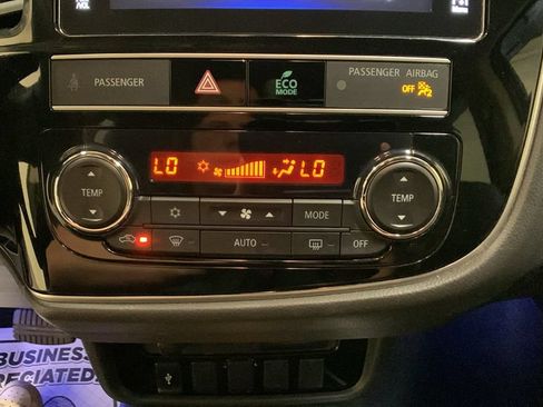 Used 2019 Mitsubishi Outlander SE AWD/4WD image 37