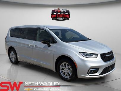 Used 2026 Chrysler Pacifica Select