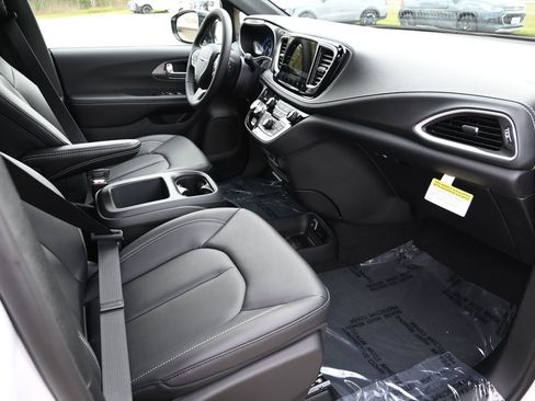 New 2026 Chrysler Pacifica Select image 29