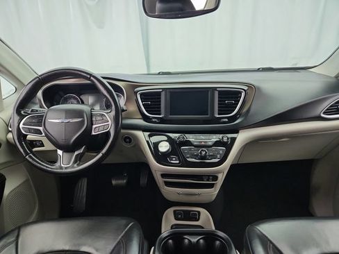 Used 2019 Chrysler Pacifica Touring-L FWD image 27