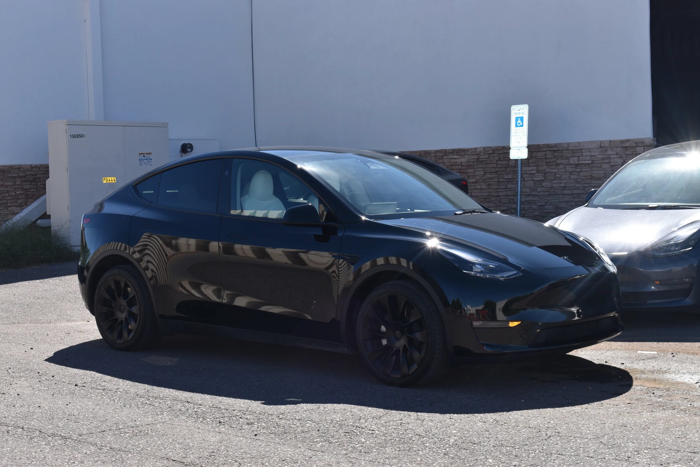 Used 2025 Tesla Model Y Long Range AWD/4WD image 4