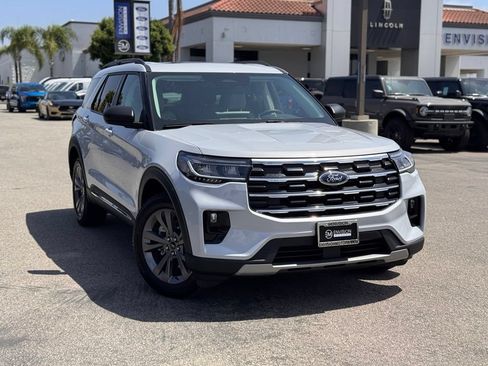 Used 2025 Ford Explorer Active w/ Active Comfort Package AWD/4WD image 2