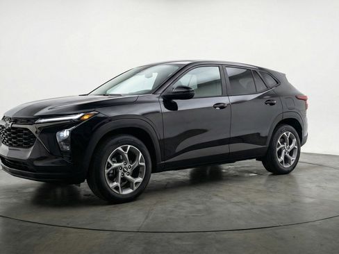 Used 2025 Chevrolet Trax LT FWD image 3