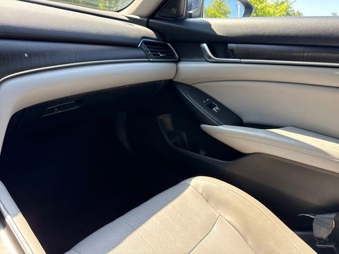 Used 2018 Honda Accord Touring image 17