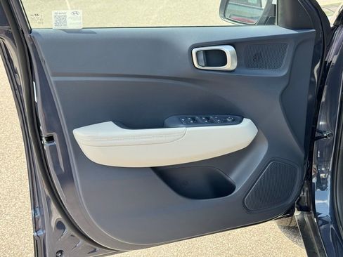 Used 2025 Hyundai Venue Limited image 20