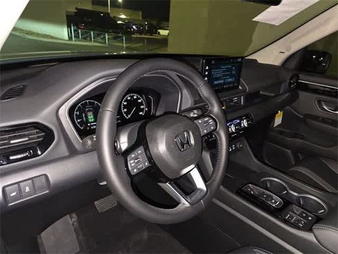 Used 2025 Honda Pilot Touring image 6