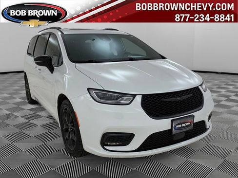 Used 2025 Chrysler Pacifica Limited image 1