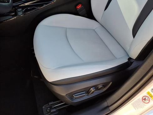 Used 2019 Toyota Prius L Eco image 26