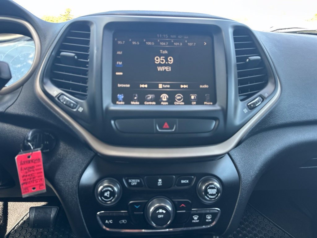 Used 2016 Jeep Cherokee Latitude w/ Cold Weather Group AWD/4WD image 21