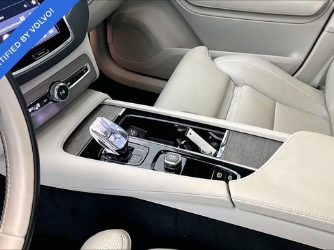 Used 2024 Volvo XC90 B6 Ultimate w/ Protection Package Premier AWD/4WD image 16