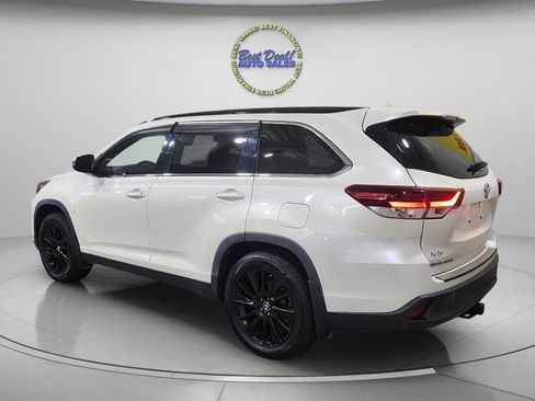 Used 2019 Toyota Highlander SE AWD/4WD image 3