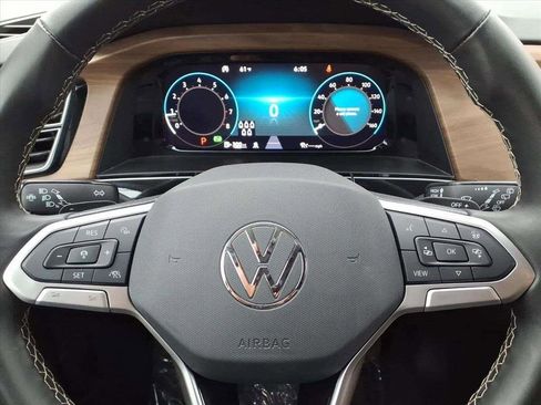 Used 2025 Volkswagen Atlas SE image 14