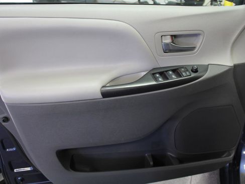 Used 2020 Toyota Sienna LE w/ LE Preferred Package AWD/4WD image 15