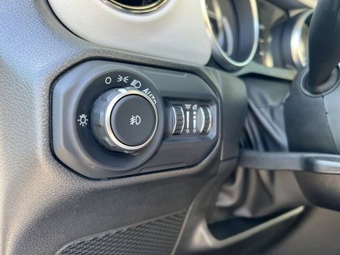 Used 2022 Jeep Wrangler Unlimited Sahara image 37