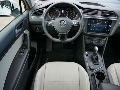 Used 2020 Volkswagen Tiguan SE w/ Panoramic Sunroof Package image 17