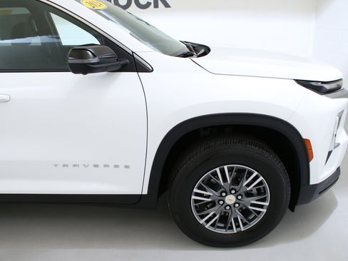 Used 2024 Chevrolet Traverse LT w/ LPO, Floor Liner Package FWD image 10