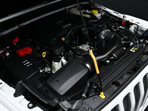 Used 2018 Jeep Wrangler Unlimited Sahara image 14