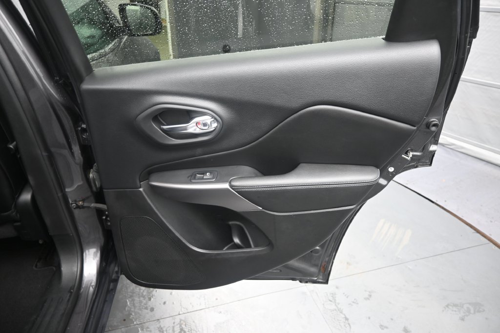 Used 2019 Jeep Cherokee Latitude Plus w/ Comfort/Convenience Group AWD/4WD image 19