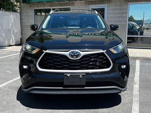 Used 2022 Toyota Highlander XLE AWD/4WD image 2