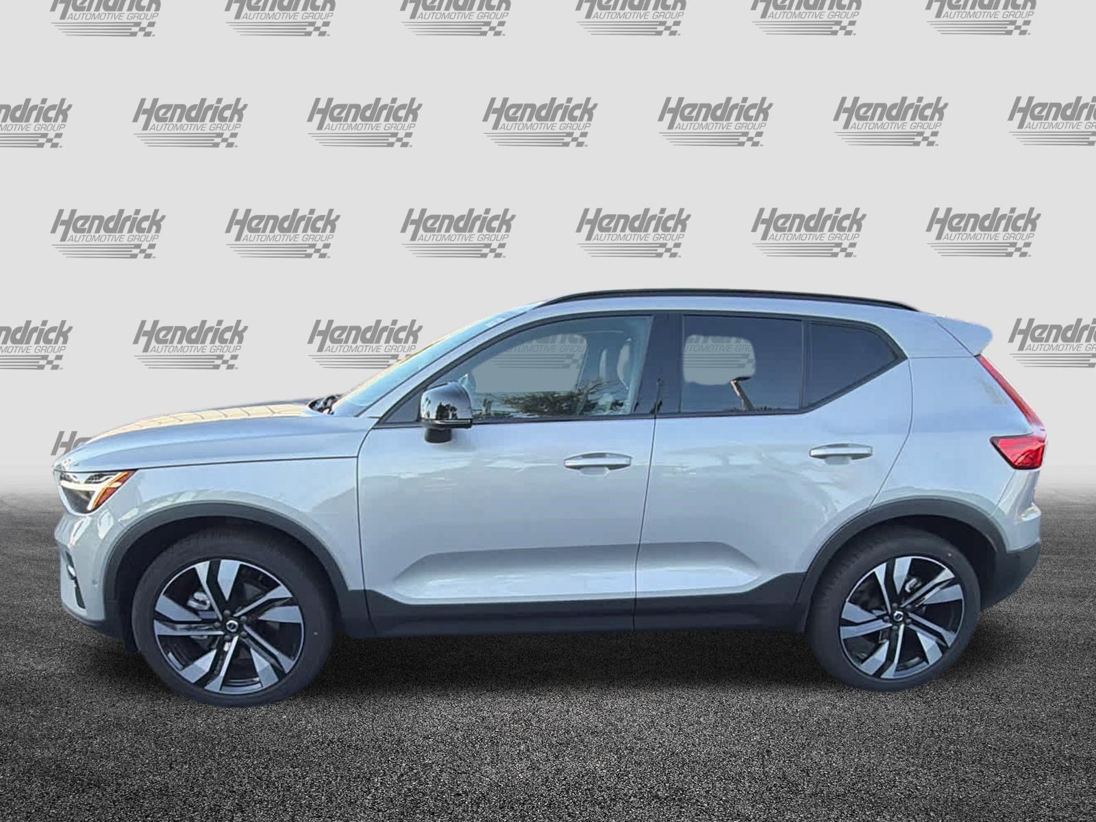 Used 2025 Volvo XC40 B5 Ultra AWD/4WD image 8