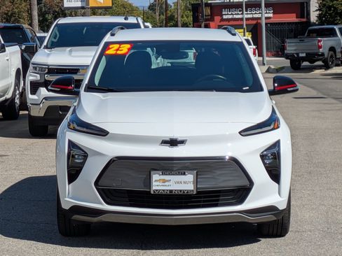 Used 2023 Chevrolet Bolt EUV LT w/ Convenience Package image 2
