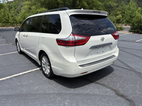 Used 2017 Toyota Sienna Limited Premium FWD image 6