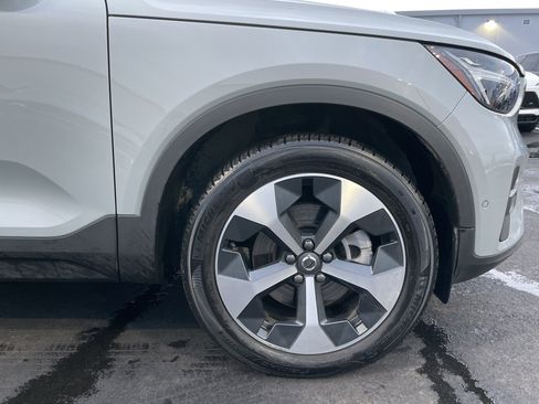 Used 2025 Volvo XC40 B5 Plus image 7