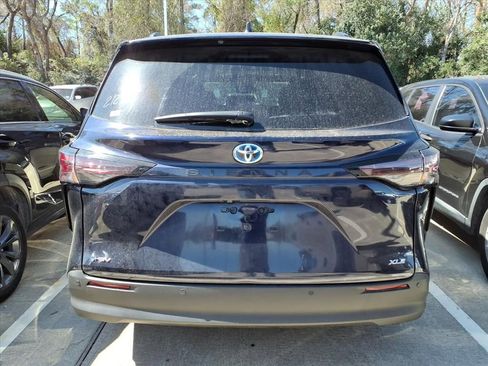 Used 2025 Toyota Sienna XLE image 5