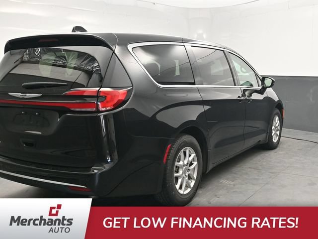 Used 2024 Chrysler Pacifica Touring-L FWD image 7