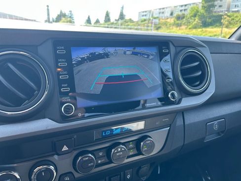 Used 2023 Toyota Tacoma TRD Off-Road w/ Technology Package AWD/4WD image 17