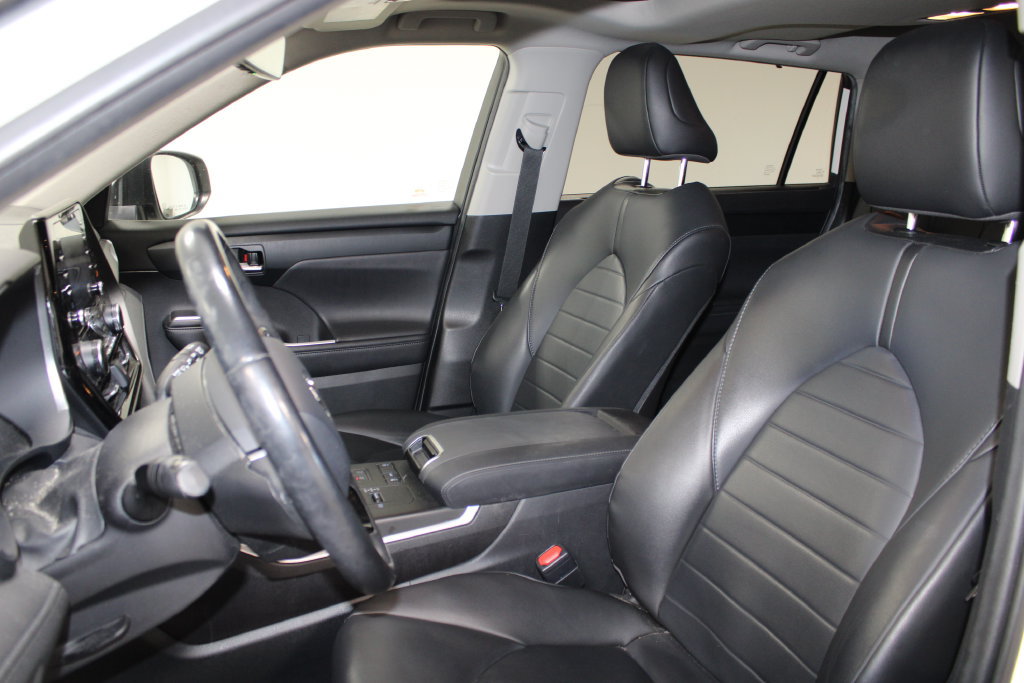 Used 2020 Toyota Highlander XLE FWD image 12