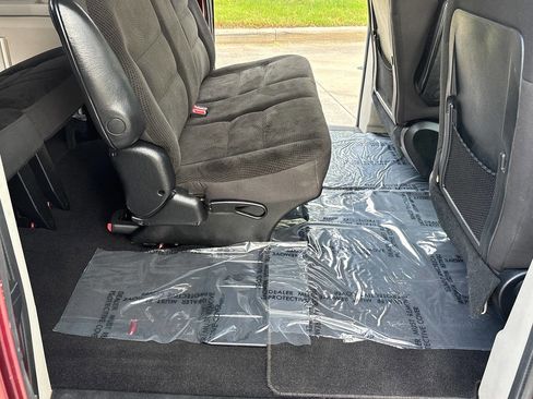 Used 2018 Dodge Grand Caravan SE w/ UConnect Hands-Free Group image 18