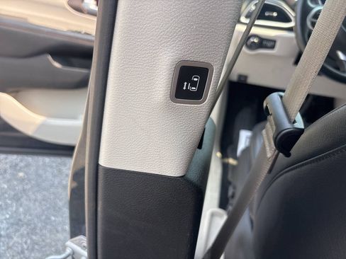 Used 2017 Chrysler Pacifica Touring-L FWD image 20