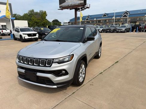 Used 2025 Jeep Compass Limited AWD/4WD image 5
