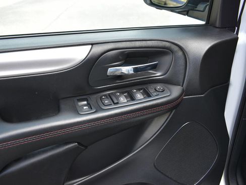 Used 2020 Dodge Grand Caravan GT image 18