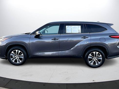 Used 2022 Toyota Highlander XLE image 6