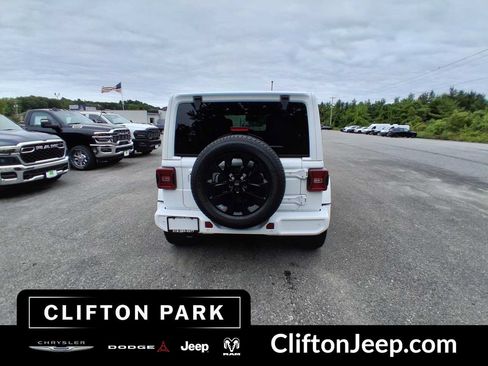Used 2022 Jeep Wrangler Unlimited Sahara AWD/4WD image 5