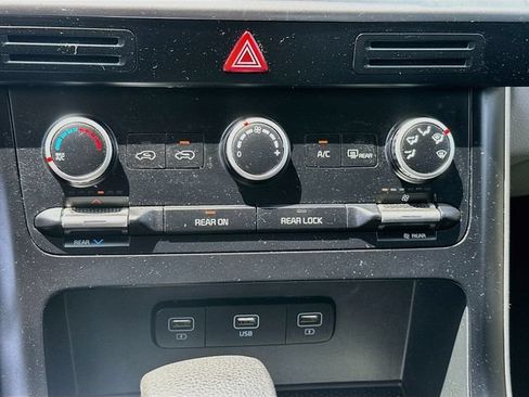 Used 2022 Kia Carnival LX FWD image 16