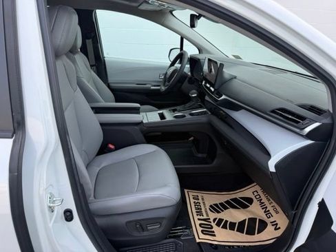 Used 2025 Toyota Sienna XLE FWD image 19