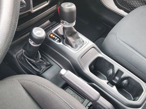 Certified 2022 Jeep Wrangler Sport AWD/4WD image 18