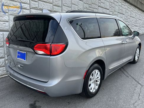Used 2017 Chrysler Pacifica Touring-L image 6