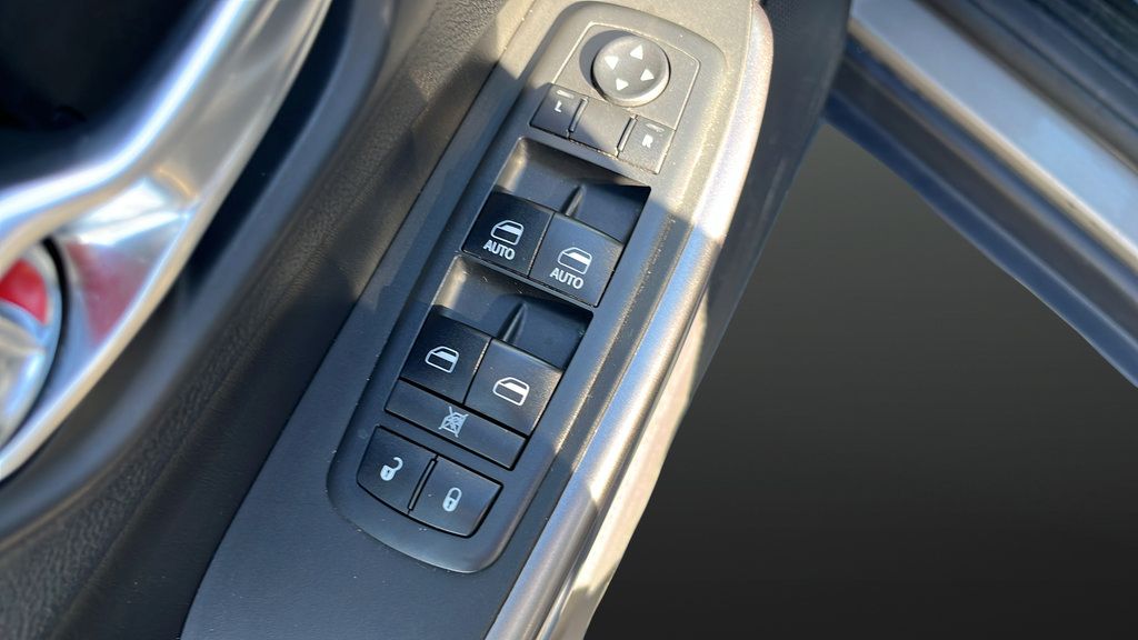 Used 2019 Jeep Cherokee Latitude Plus w/ Comfort/Convenience Group FWD image 20