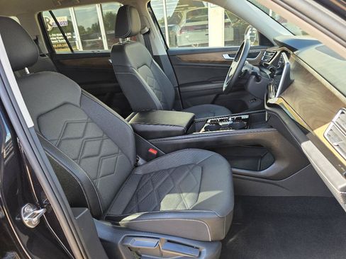 Used 2025 Volkswagen Atlas SE AWD/4WD image 18