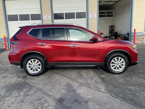 Used 2019 Nissan Rogue SV image 4