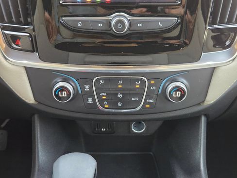 Used 2022 Chevrolet Traverse LS FWD image 18