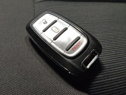 Used 2020 Chrysler Voyager L FWD image 32