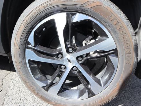 Used 2025 Chevrolet Trax RS w/ Sunroof Package FWD image 16