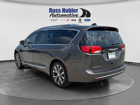 Used 2018 Chrysler Pacifica Limited w/ Tire & Wheel Group FWD image 3
