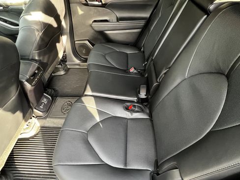 Used 2026 Toyota Highlander Limited AWD/4WD image 30