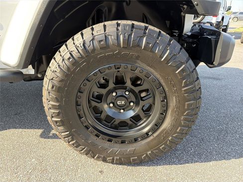 Used 2019 Jeep Wrangler Unlimited Sahara AWD/4WD image 11